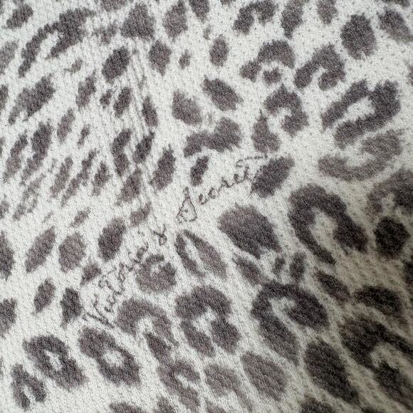 Victoria’s Secret Y2K Style Leopard Print Henley Top - Picture 4 of 4